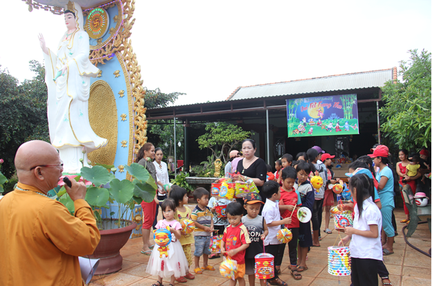 Tịnh thất Thiên Hỷ phát quà trung thu 2017.